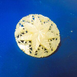 RARE VTG MOTHER OF PEARL CARVED SNOWFLAKE PIN/BROOCH